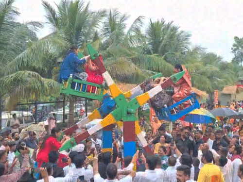 पूर्व सीएम भूपेश बघेल ने अपनी बेटी के साथ झूला झूलते दिखे।