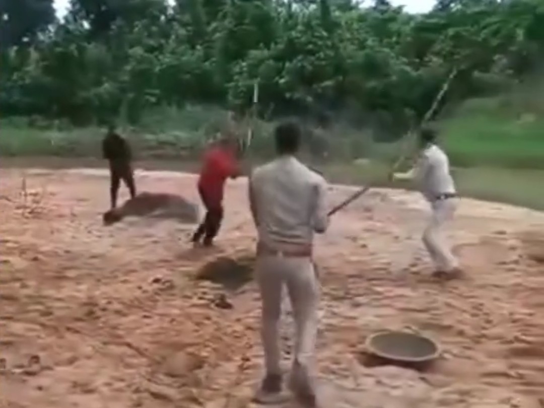 रेत से भरी ट्रॉली रोकने पर वनकर्मियों से मारपीट।