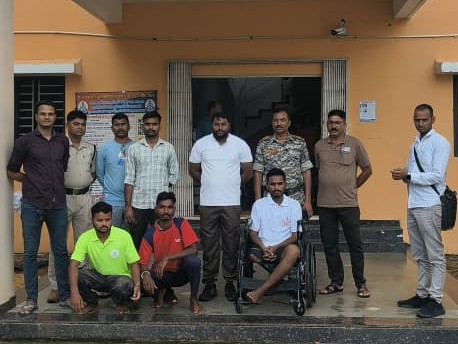 पुलिस की गिरफ्त में हत्या के आरोपी।