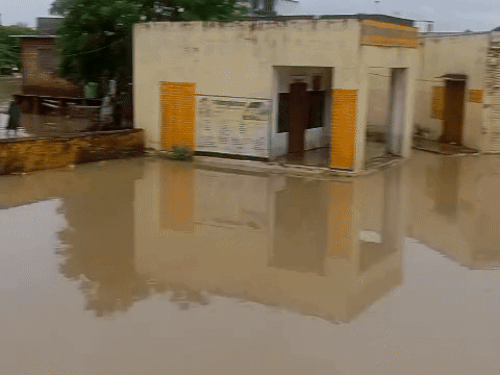 टोंक में शुक्रवार रात हुई तेज बारिश के चलते सोप कस्बे के महात्मा गांधी मॉडल स्कूल में पानी भर गया।
