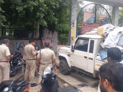 बेकाबू हुई गाड़ी महावीर पार्क की दीवार से टकराकर रुकी थी।