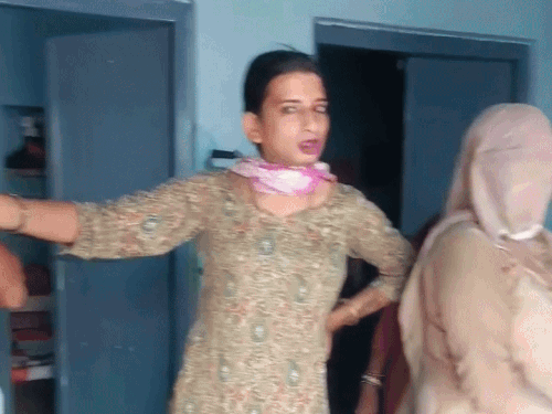 गांव शिकारपुर में एक घर में हंगामा करते किन्नरों को समझाता परिवार।