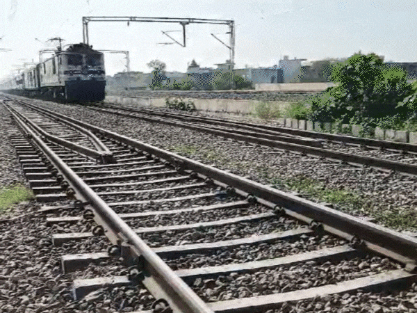 रेलवे ने इंफ्रास्ट्रक्चर डेवलपमेंट के नाम पर ट्रेनों को किया कैंसिल।