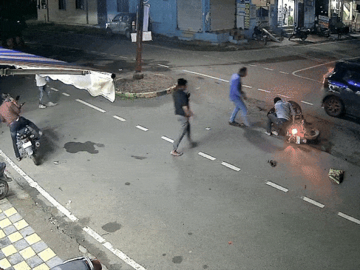 घटना के समय आसपास उपस्थित लोगों ने पहुंचकर व्यक्ति को उठाया।