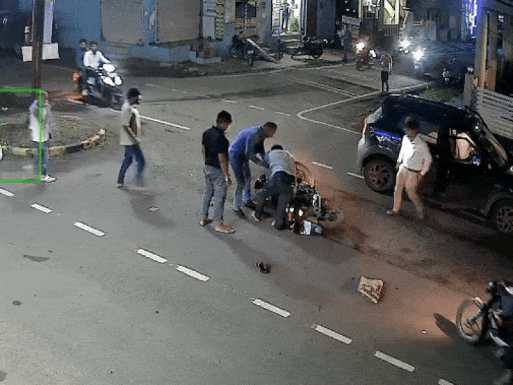 हादसे के बाद कार में बैठे लोग भी उतरकर घायल के पास पहुंचे।