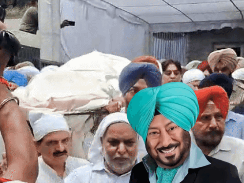 जसविंदर भल्ला की पार्थिव देह को घर से फ्यूनरल बस में ले जाते उनके परिजन, इनसेट में भल्ला की फाइल फोटो। - Dainik Bhaskar