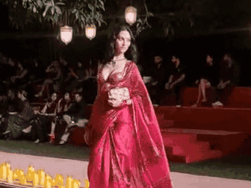 ट्रेडिशनल साड़ी के लुक में भी मॉडल्स स्टेज पर पहुंचीं।