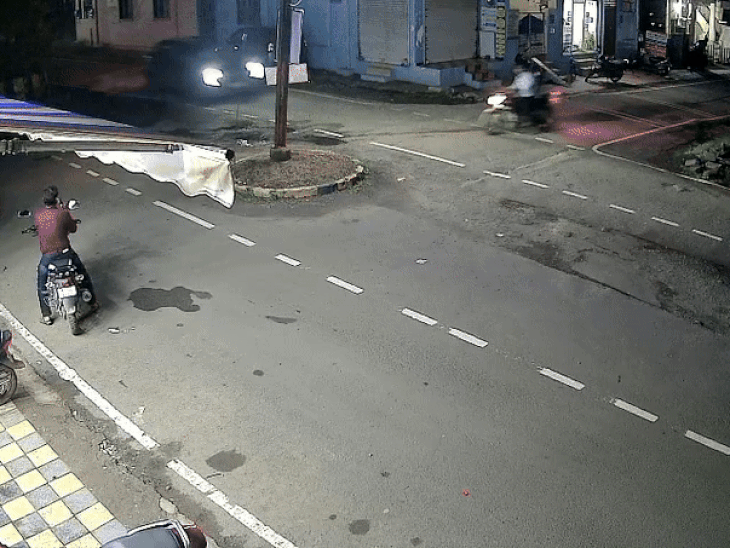 मोड़ पर कार की बाइक में टक्कर लगी। जिसमें बाइक सवार उछलकर नीचे गिर गया।