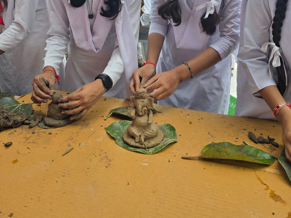 बच्चों ने इको फ्रेंडली गणेश बनाकर पर्यावरण सुरक्षा का संदेश दिया।