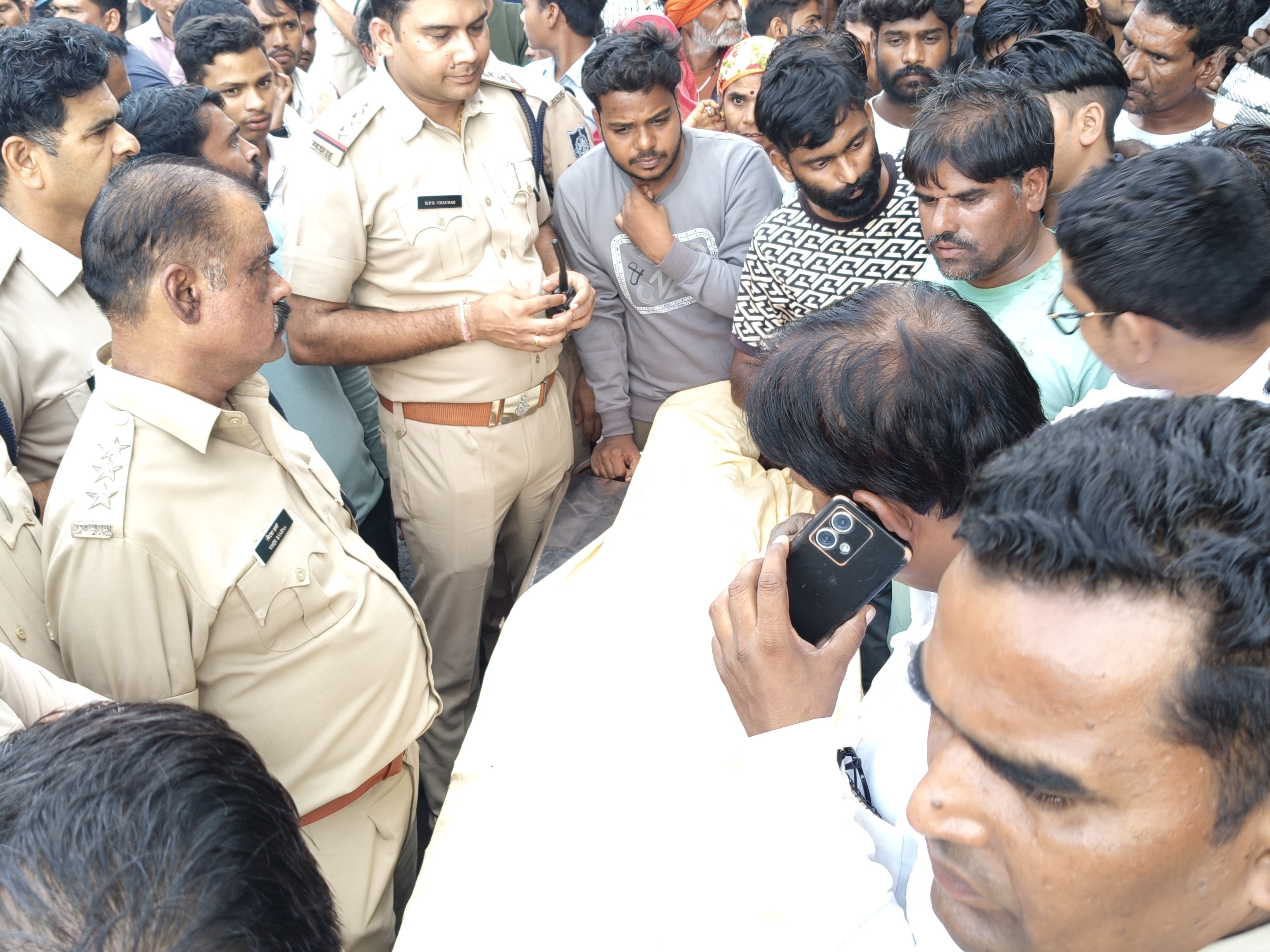 पुलिस-प्रशासन ने देर तक परिजनों को समझाइश दी।