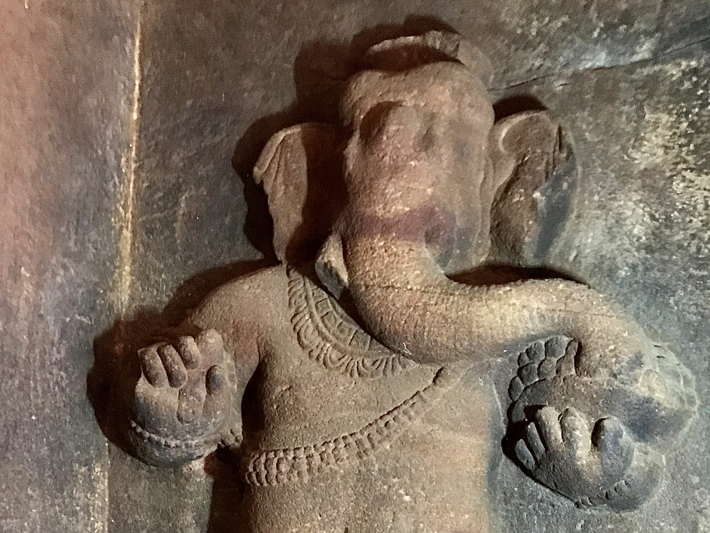 कर्नाटक के बदामी में छठवीं सदी में निर्मित गुफाओं में स्थित गणेशजी की प्रतिमा। इसे प्राचीनतम प्रतिमाओं में से एक माना जाता है। - Dainik Bhaskar