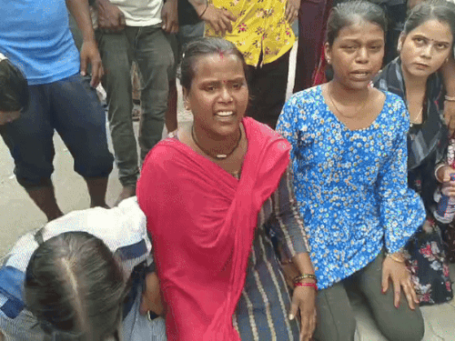 प्रदर्शन करते हुए पारिवारिक सदस्य।