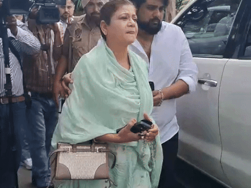 भल्ला को अंतिम विदाई देने पहुंचीं पंजाबी सिंगर सरदूल सिकंदर की पत्नी अमर नूरी।