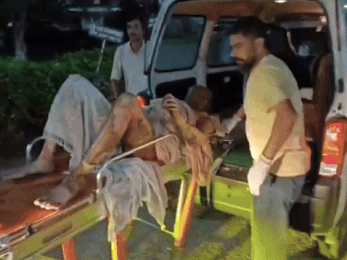 एक-एक कर 25 के करीब मरीजों को सिविल अस्पताल पहुंचाया गया। इसी दौरान एक मरीज को जल्दबाजी में इमरजेंसी में ले जाते समय स्ट्रैचर पलट गया और मरीज नीचे गिर गया।