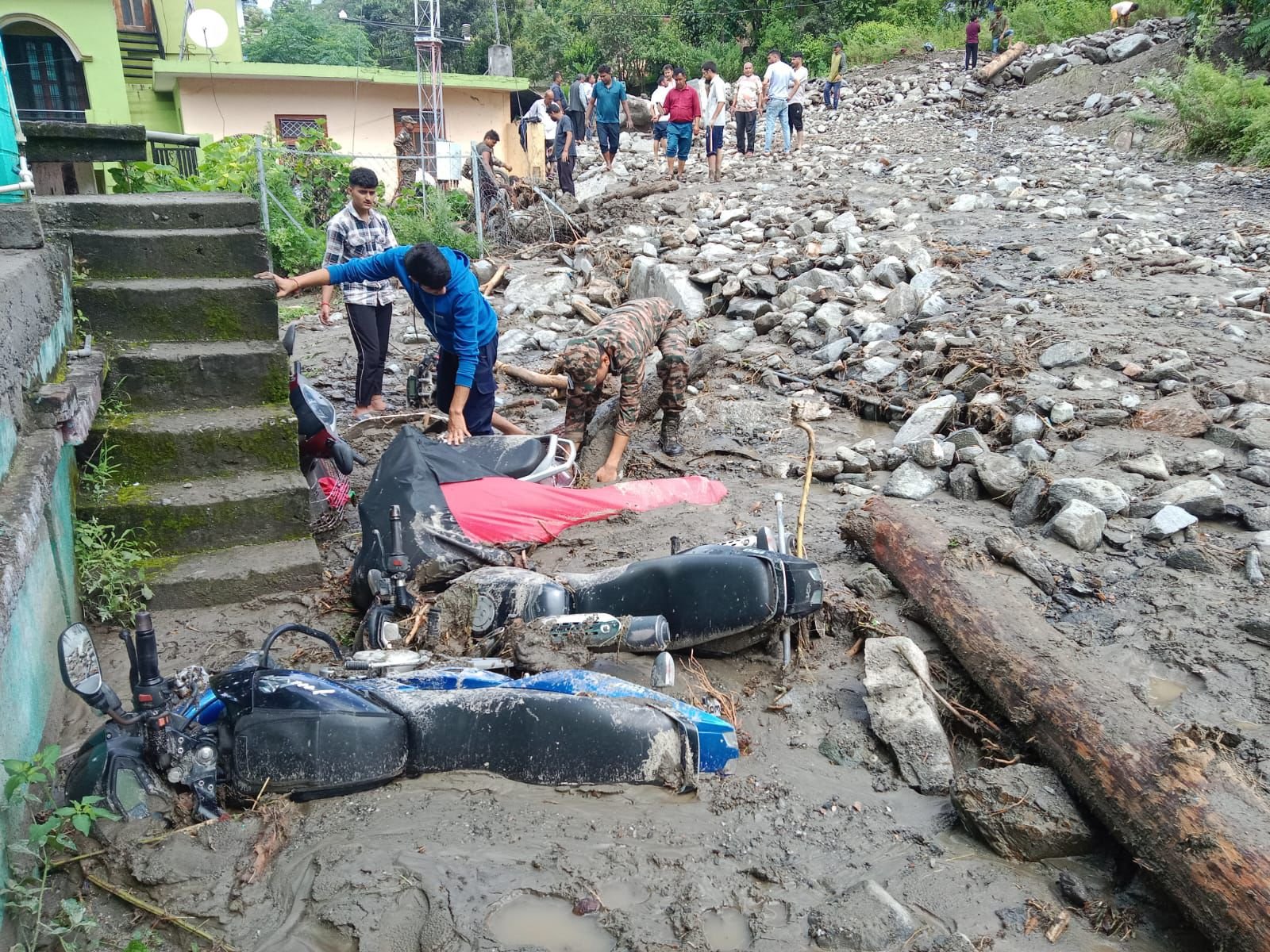 उत्तराखंड में चमोली जिले के थराली में शुक्रवार देर रात बादल फट गया था। सेना के 50 जवानों की एक टीम रेस्क्यू ऑपरेशन के लिए शनिवार सुबह थराली पहुंची।