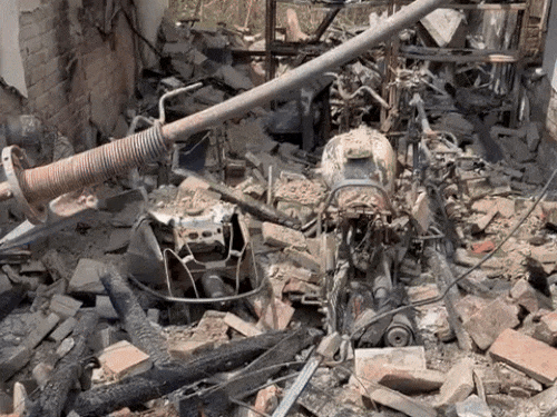 Two -wheelers burnt in the surrounding area were left as iron.