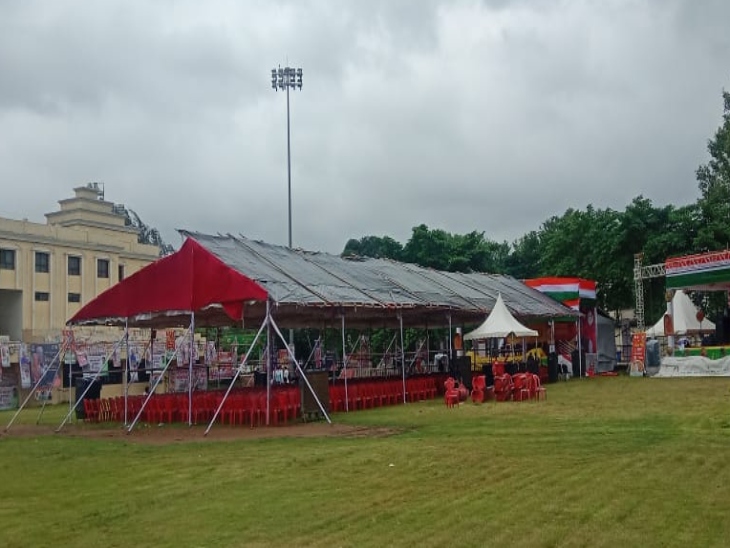 सुभाष स्टेडियम में वाटरप्रूफ पंडाल बनाया गया है।