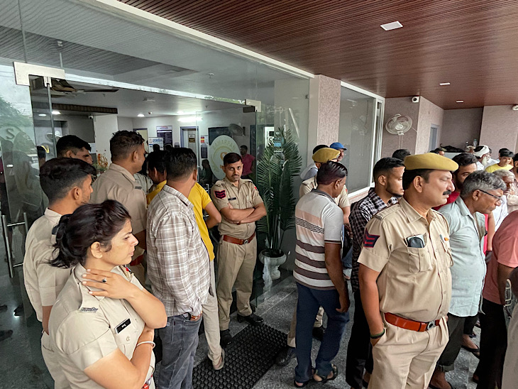 परिवार वालों ने डॉक्टर्स पर इलाज में लापरवाही बरतने का आरोप लगाया है।