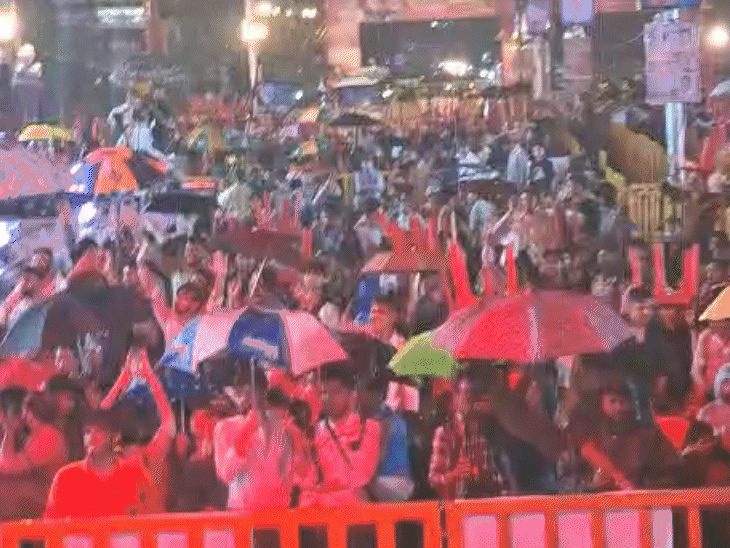 बारिश होने के बावजूद लोग बड़ी संख्या में इस कार्यक्रम में पहुंचे।