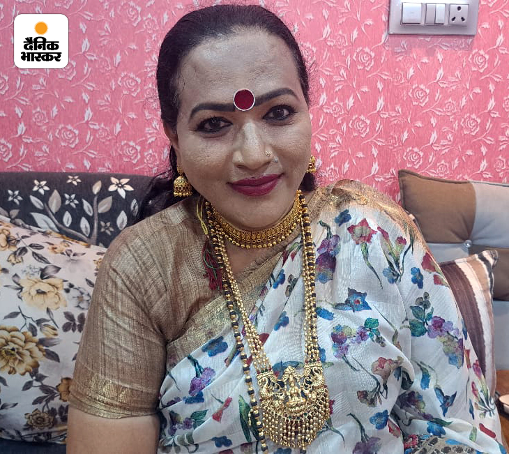 अपने घर में काजल मंगलमुखी। वह कहती हैं कि ट्रांसजेंडर्स के लिए स्कूल-कॉलेजों में वह अलग से टॉयलेट बनवाती हैं। जो ट्रांसजेंडर्स बधाई नहीं गाना चाहते, उनके लिए चाय की स्टॉल खुलवाती हैं। किन्नर बच्चों को पढ़ाती भी हैं। उनके पढ़ाए बच्चे वकील, डॉक्टर्स हैं।