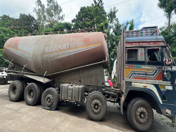 इस ट्रक में छिपाकर ले जा रहा था शराब।