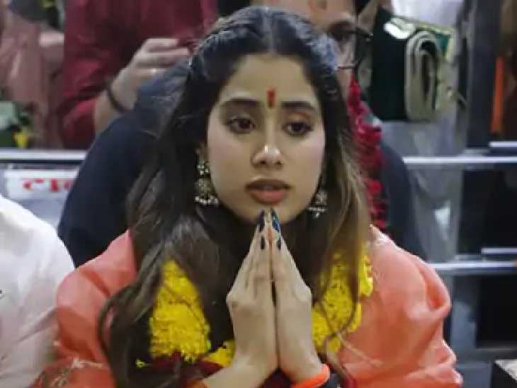 एक्ट्रेस जान्हवी कपूर ने अपनी फिल्म की सफलता के लिए कामना की।