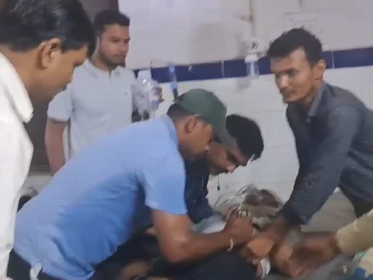 The injured jawan was picked up from the track and brought to Sohagpur. From here he was taken to Narmadapuram Hospital.