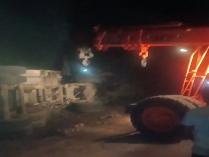 रात को क्रेन की मदद से ऑपरेशन चलाया गया।