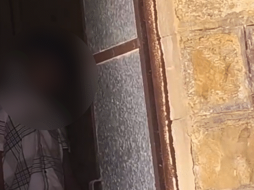 पोस्टमैन ने पंचायत घर के कमरे में पंखे के हुक से फंदा लगाकर सुसाइड कर लिया।