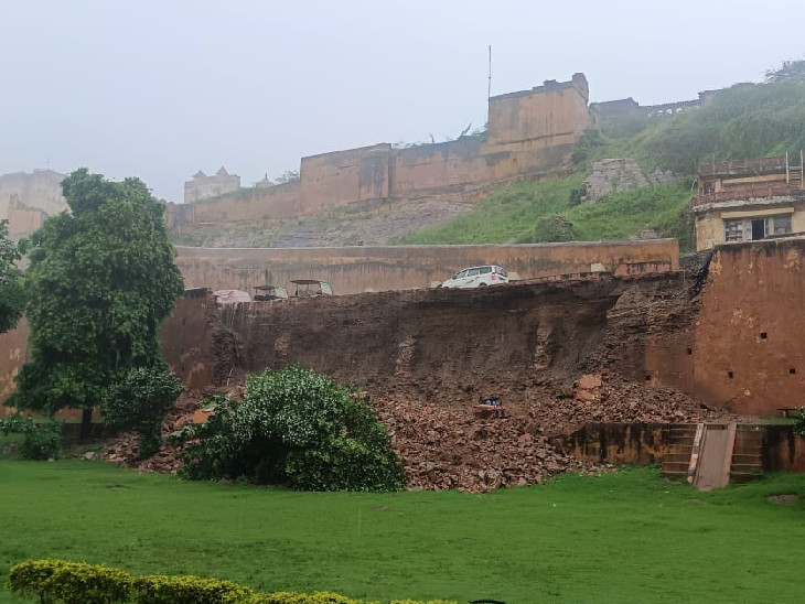 बारिश के बीच आमेर महल जाने के रास्ते में बने दिल आराम बाग की दीवार गिर गई।