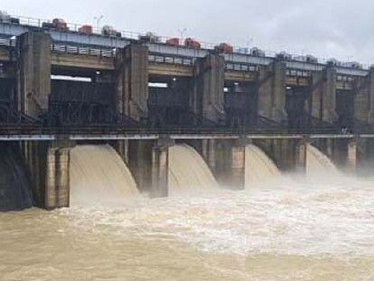 रायगढ़ में लगातार बारिश के बाद शुक्रवार को केलो डैम के 4 गेट खोले गए।