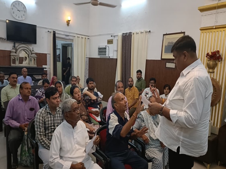 अलवर सर्किट हाउस में जनसुनवाई करते वन राज्य मंत्री संजय शर्मा।