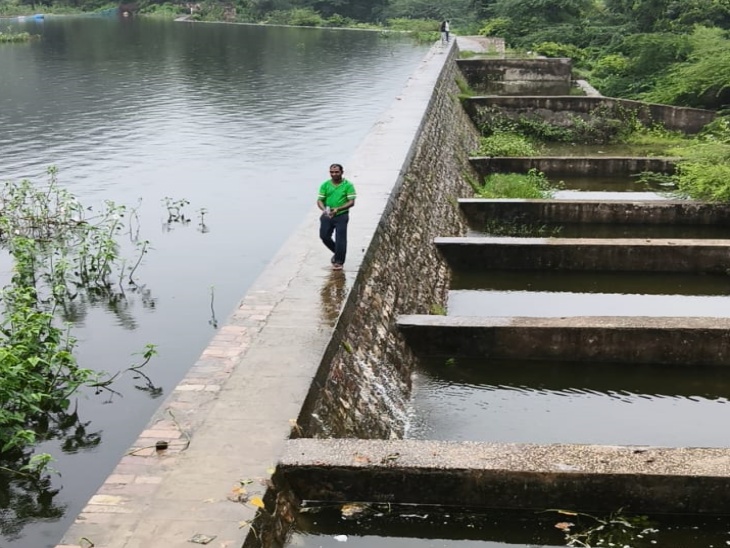 अलवर के सिलीसेढ़ में बांध की ऊपरा चल रही है। अब करीब एक इंच बारिश है।