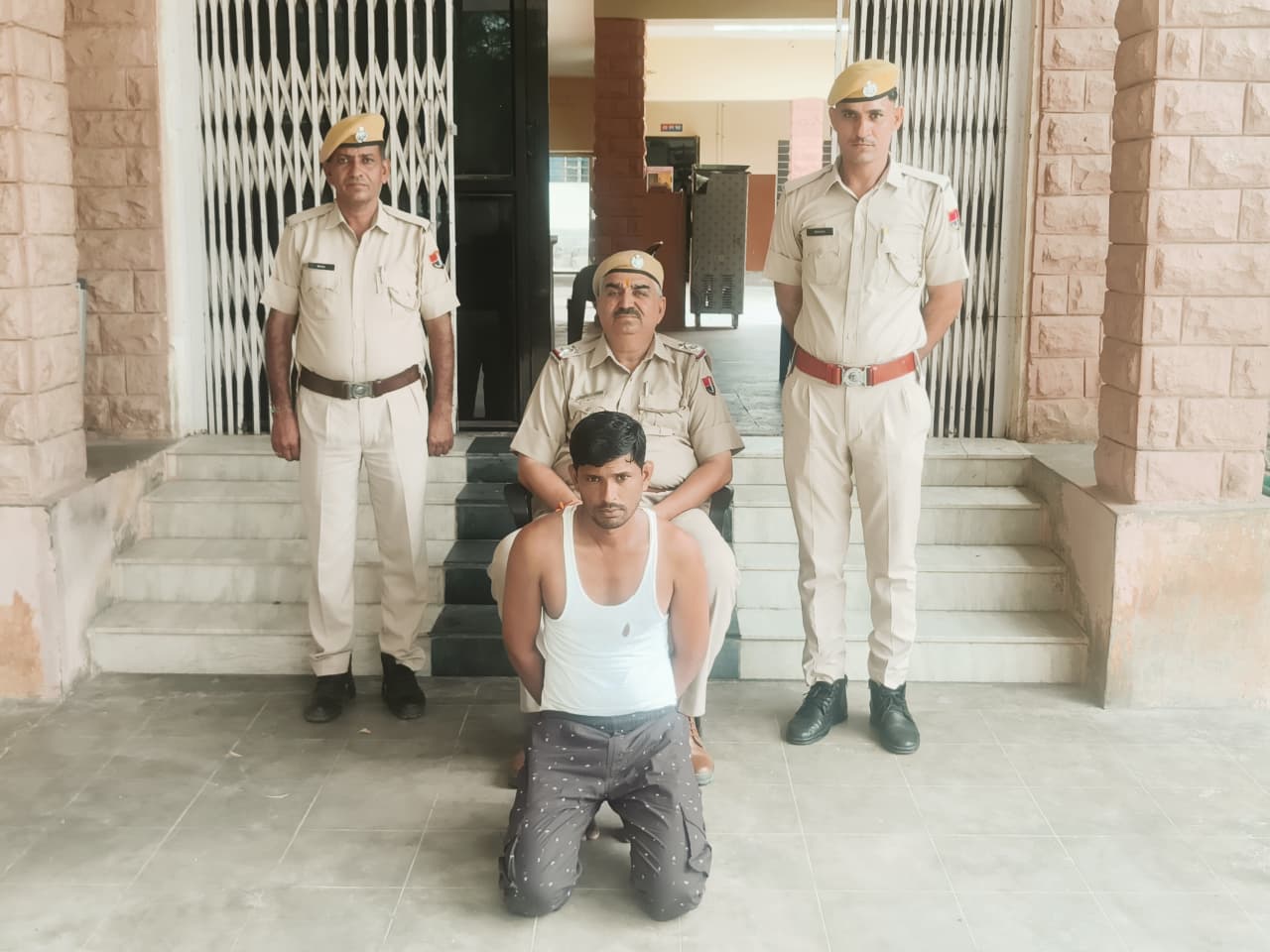 बायतु पुलिस ने 5 हजार के इनामी को बाड़मेर शहर से गिरफ्तार किया।