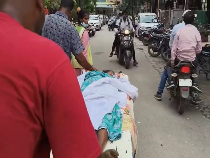 जेडी (हेल्थ) ने मरीज के परिजनों को सड़क पार कराने में मदद करने वाली नर्स सुमन बेक को भी नोटिस थमा दिया है।