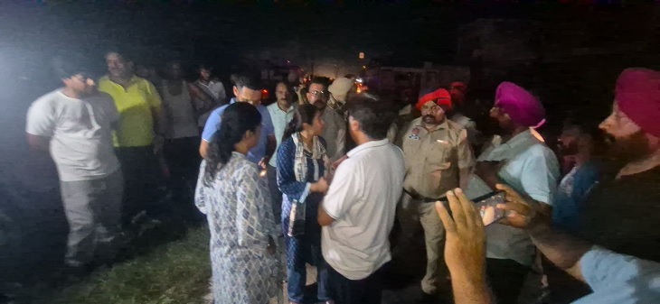 होशियारपुर की डीसी आशिका जैन खुद देर रात मौके पर पहुंच घटना का जायजा लेते हुए।
