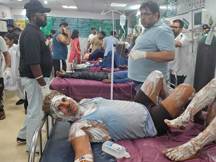 The number of patients in the civil hospital in Hoshiarpur was more and the beds were less. Due to which treatment was started by lying on two patients on one bed.