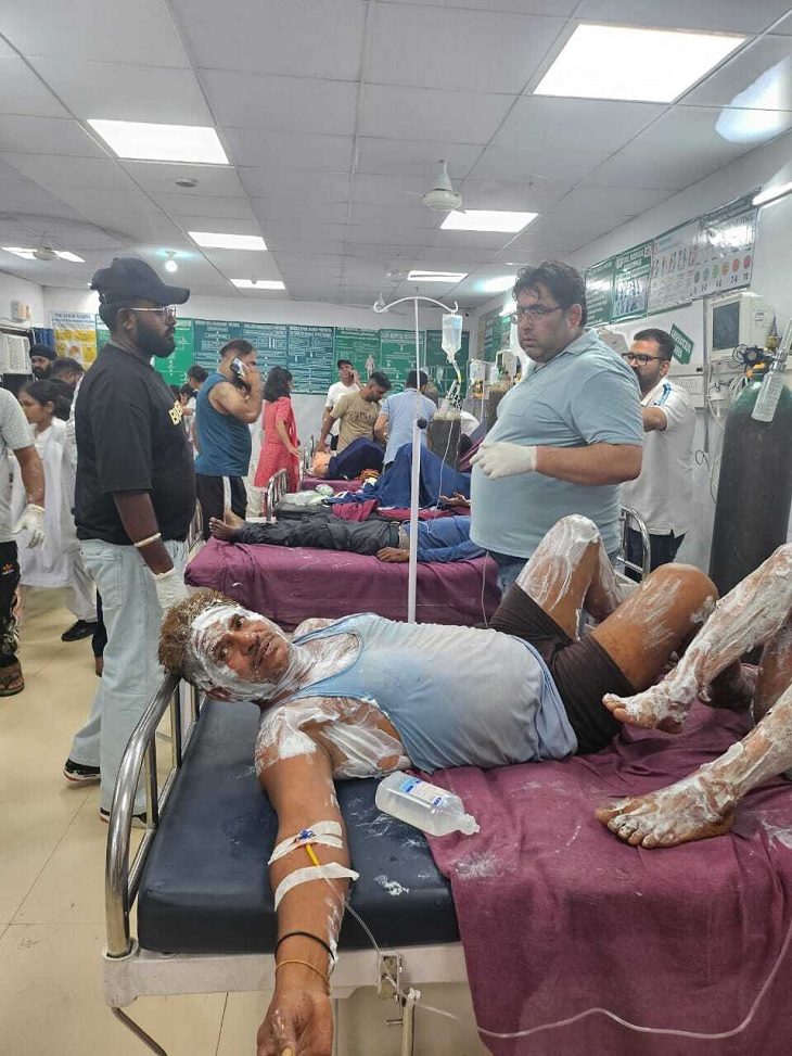सिविल अस्पताल में मरीजों की गिनती अधिक थी व बैड कम। जिसके चलते एक बैड पर दो-दो मरीजों को एक बैड पर लेटाकर इलाज शुरू किया गया।