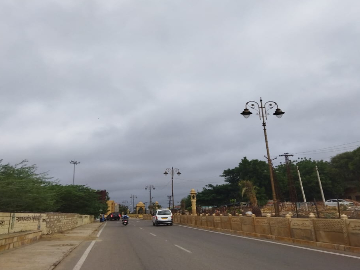 बादलों की आवक से मौसम में छाई ठंडक।