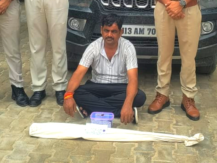भोमसिंह के पास बरामद हुए अवैध बन्दूक व कारतूस।