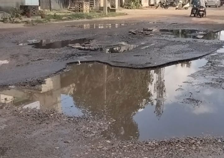 सेक्टर तीन और चार के बीच वाली सड़क पर उफान मारता सीवर