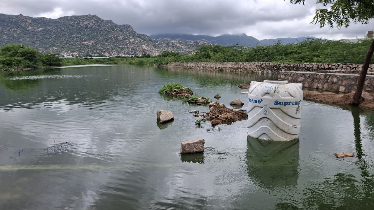 तालाब ऑवरफ्लो होने के कारण खेतों व खाली प्लॉट में भरा पानी।