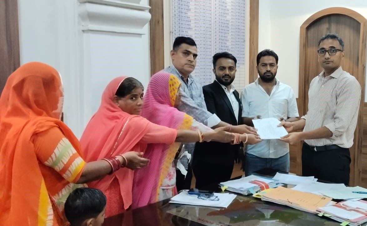 बिजली बिल की बढ़ी हुई राशि के विरोध में इलाके के लोगों ने कलेक्टर को भी ज्ञापन दिया।