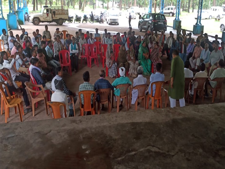 बैठक में उपस्थित जनप्रतिनिधि एवं नागरिक