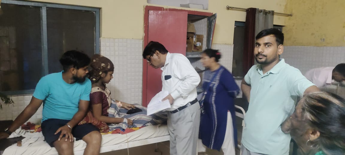 सीएचसी में भर्ती मरीज से बात करते सीएमओ डॉ अशोक कटारिया