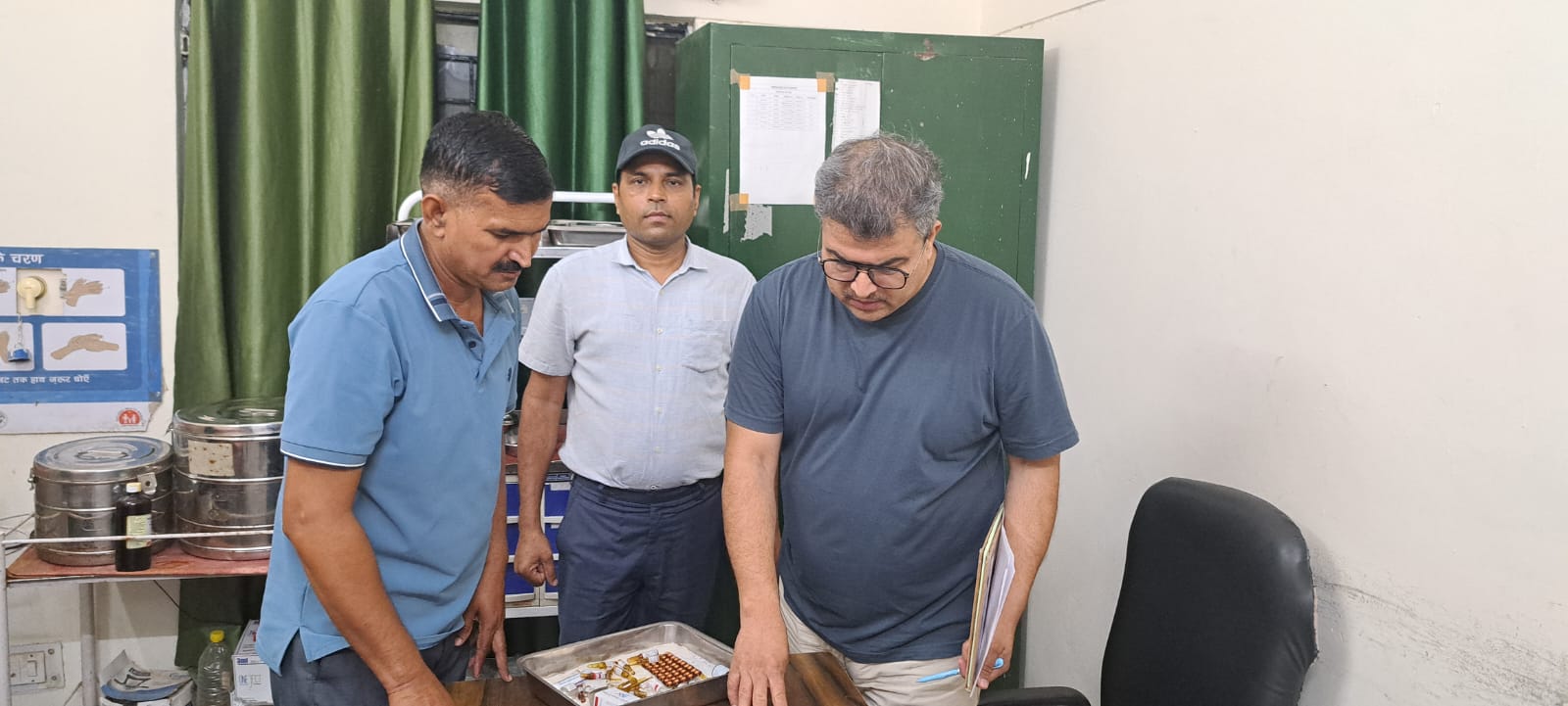 दवा और रिकार्ड देखते डॉ सुधीर कुमार