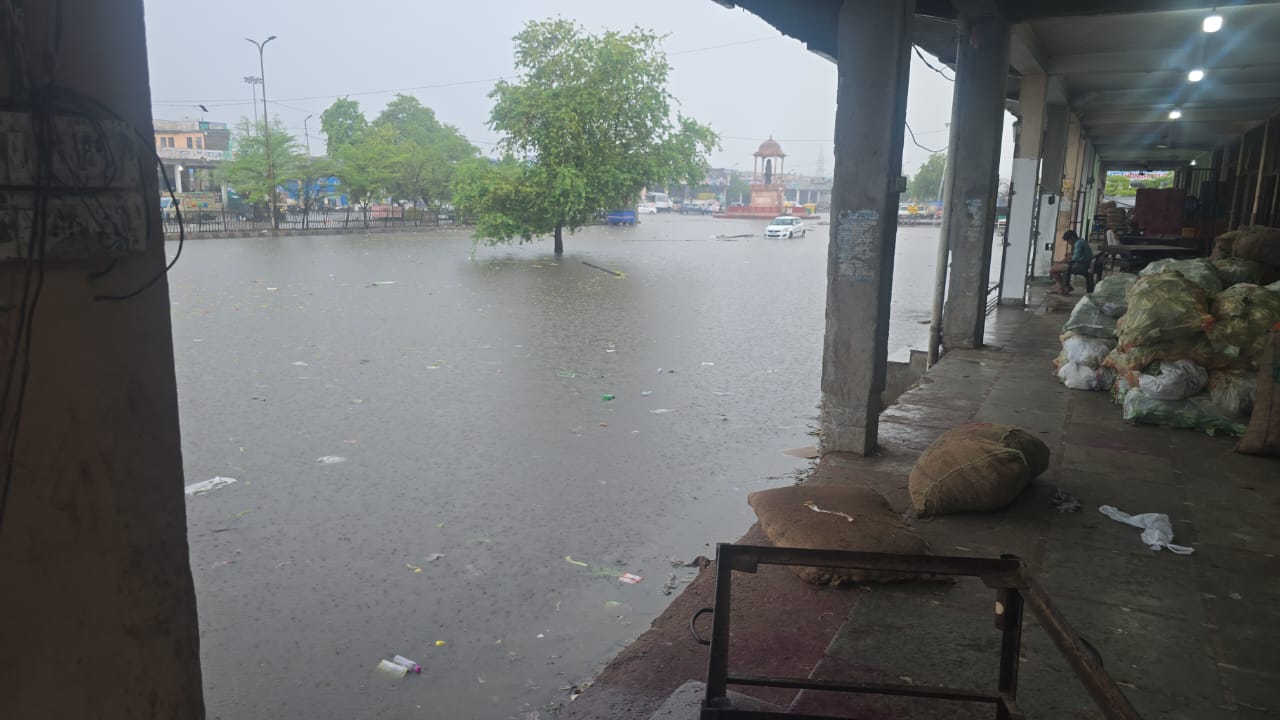 मंडी में पानी भरने के कारण प्लेटफॉर्म पर रखी सब्जियां खराब हो रही है।