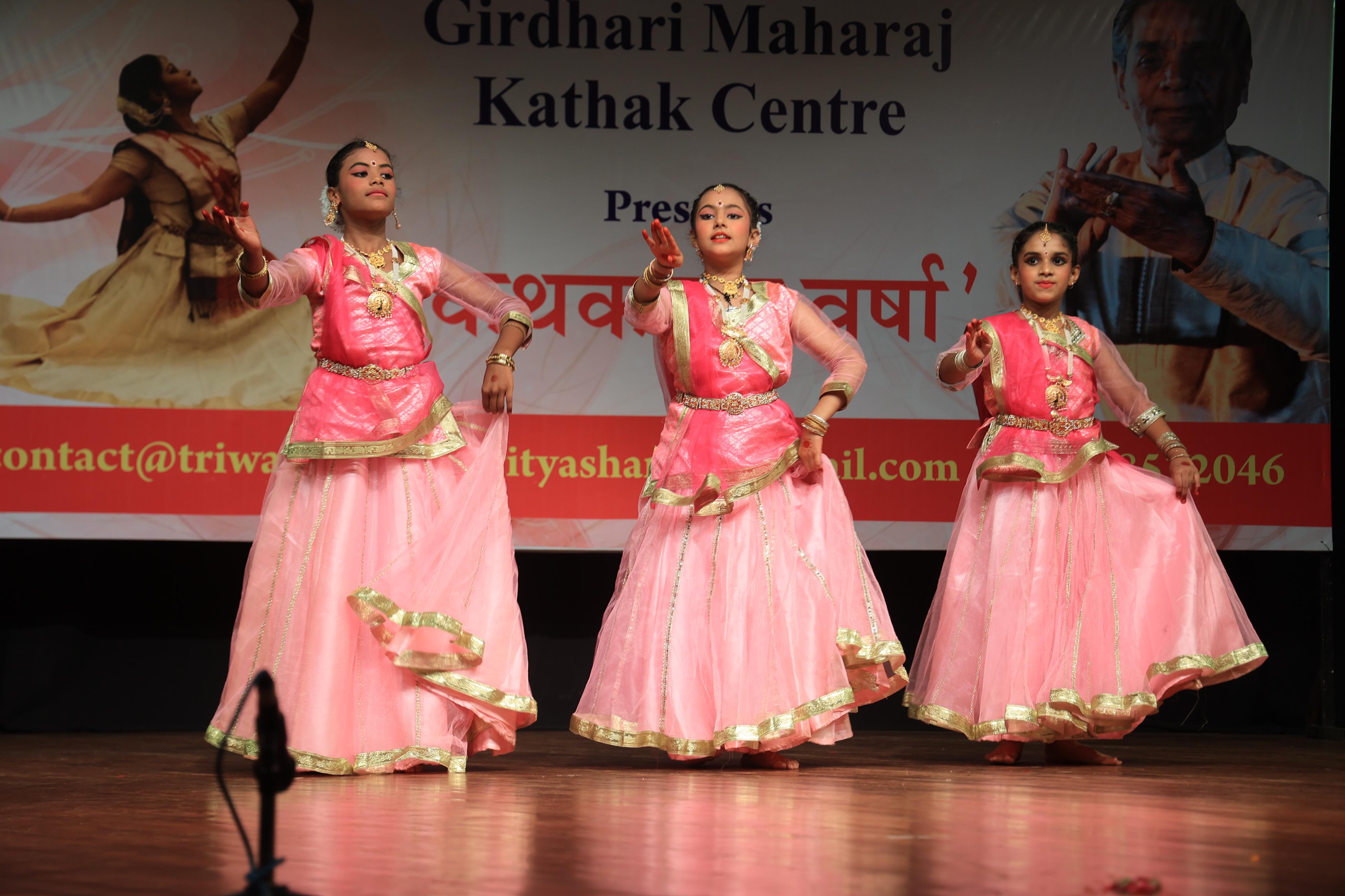 बच्चों की मासूमियत और अनुशासित नृत्य में गुरु-शिष्य परंपरा की झलक साफ दिखाई दी
