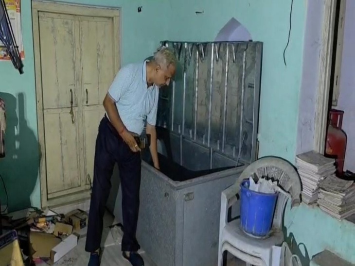 घर के अंदर बिखरा पड़ा सामान। पीड़ित ने बताया कि काफी पुराना सामान चोरी हो गया।