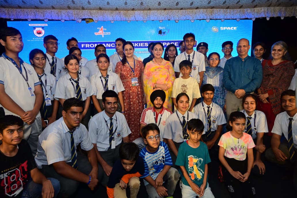 इस अवसर पर अंतरिक्ष विज्ञान में रूचि रखने वाले स्टूडेंट्स भी मौजूद रहे।